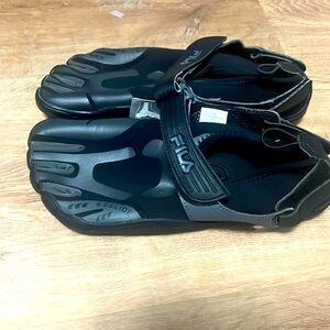 Fila Men’s Skeletoes Shoes us size 10 black grey gray